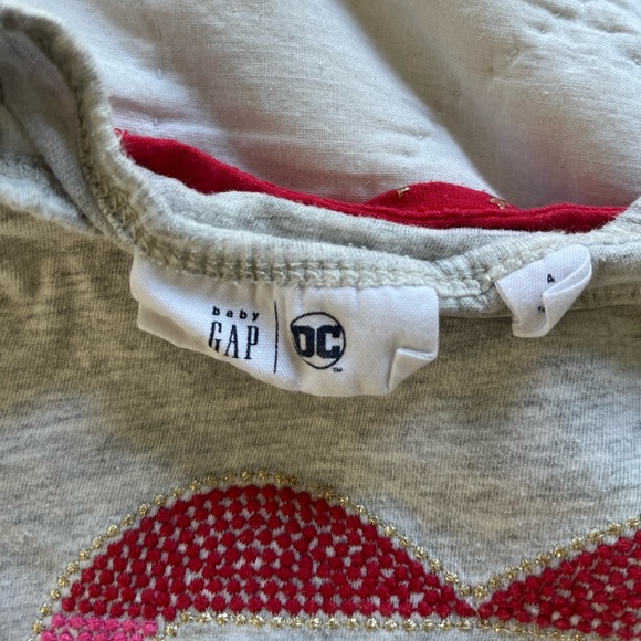 Gap Toddler Superwoman T shirt with removable red cape - Picture 6 of 9